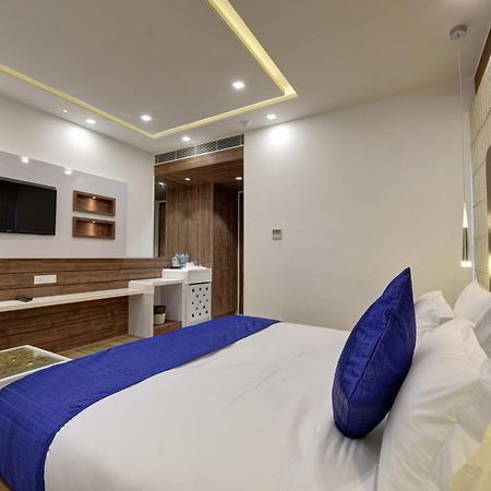 Golden Tree Hotel Ноида Екстериор снимка