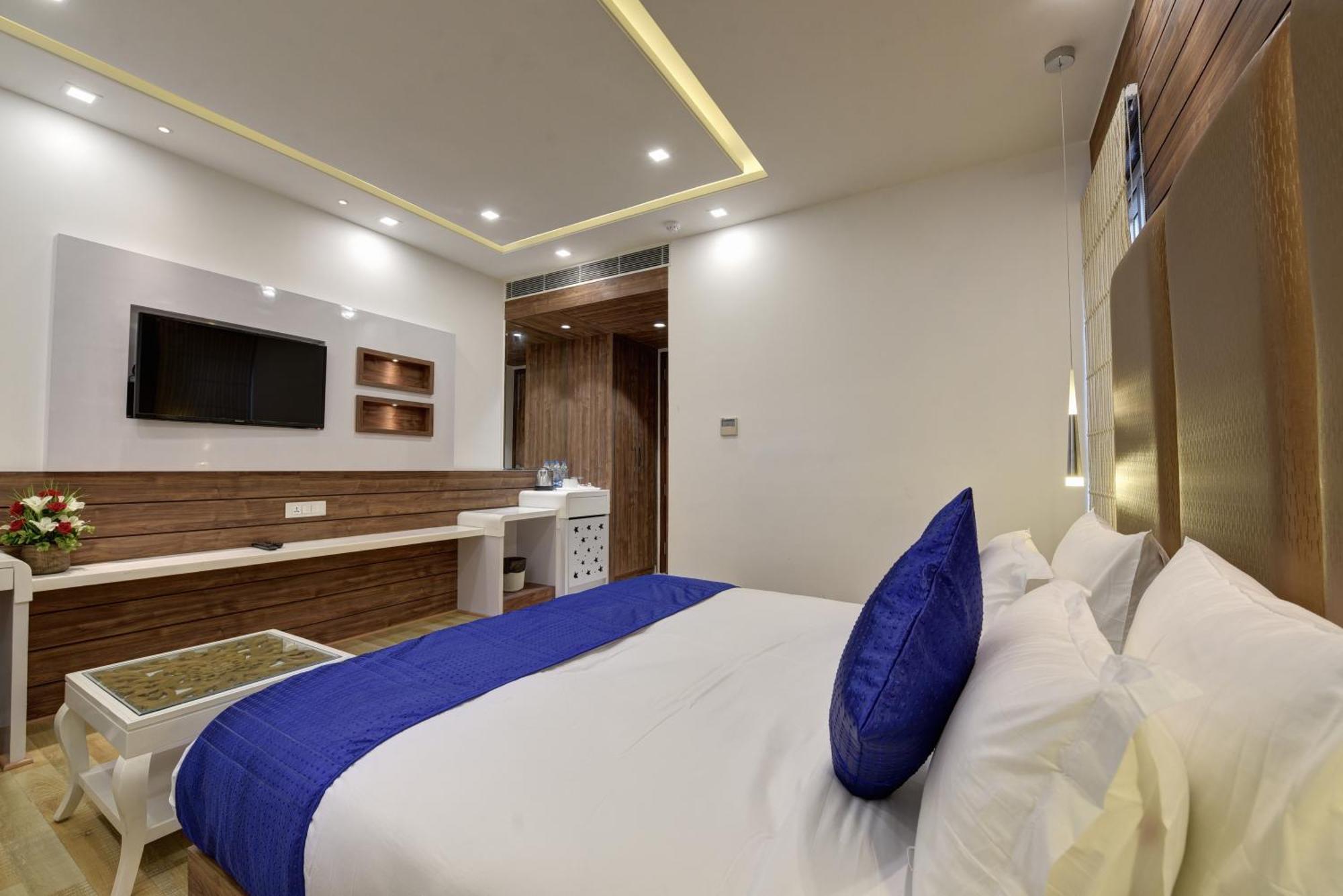 Golden Tree Hotel Ноида Екстериор снимка