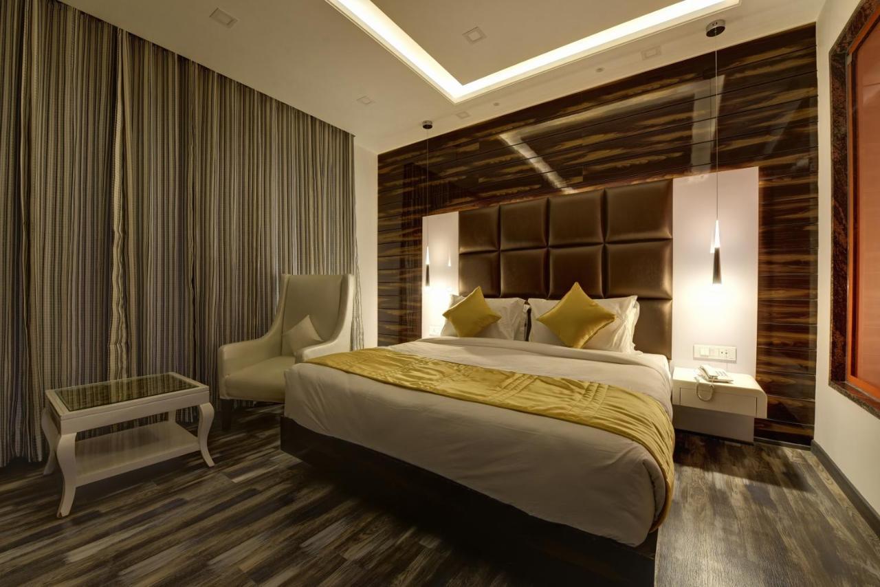 Golden Tree Hotel Ноида Екстериор снимка
