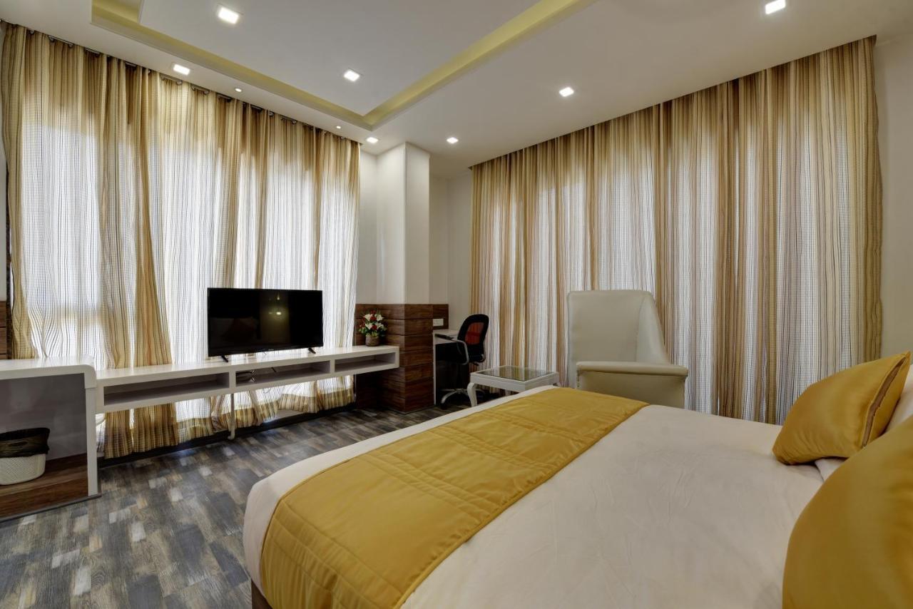 Golden Tree Hotel Ноида Екстериор снимка