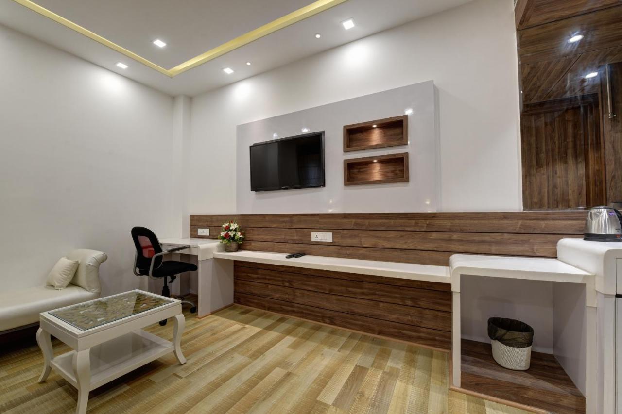 Golden Tree Hotel Ноида Екстериор снимка