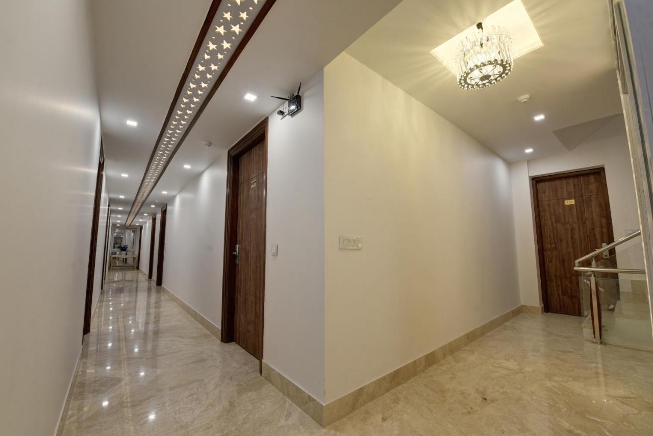 Golden Tree Hotel Ноида Екстериор снимка