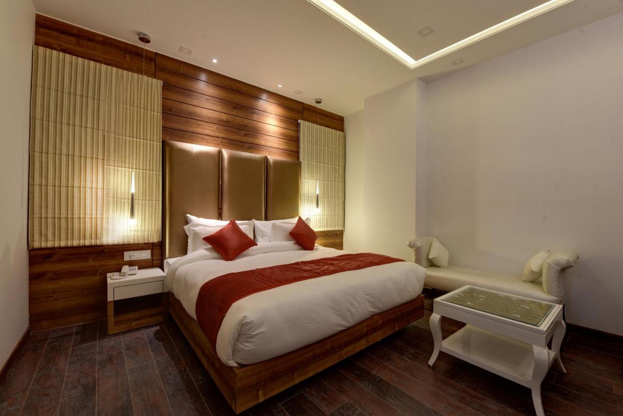 Golden Tree Hotel Ноида Екстериор снимка