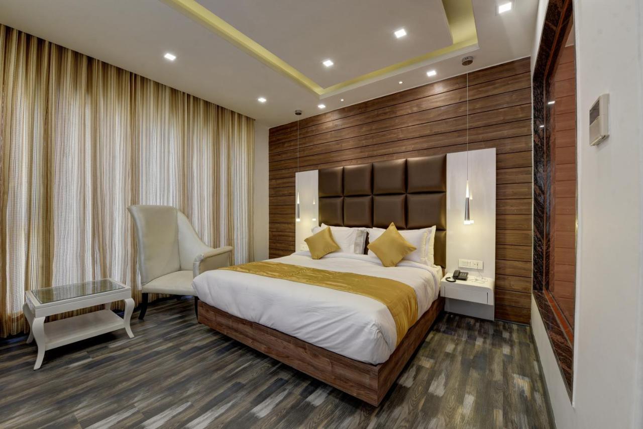 Golden Tree Hotel Ноида Екстериор снимка